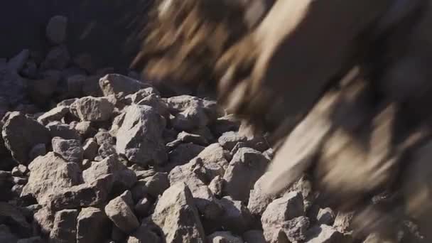 Ett spektakulärt fall av konstruktion krossad sten på en hög i slow motion — Stockvideo