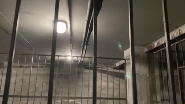 Mouvement cellulaire le long des barreaux dans une cellule de prison — Video