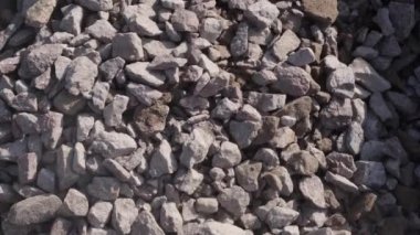 Yığının üzerine yıkılmış taş parçaları fırlatılır.