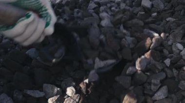 Eldivenleri teslim edin. Bir kürek dolusu inşaat gevşek molozu yakın çekime alın.