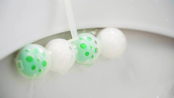 Vonné tablety kuličky na záchod. Bílé a zelené bomby pro příjemné aroma a odstranění zápachu na toaletě — Stock video