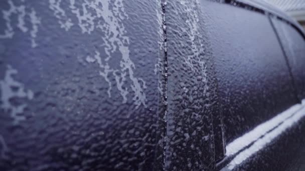 Gefrorene Karosserie eines schwarzen Autos im Winter im Eis — Stockvideo