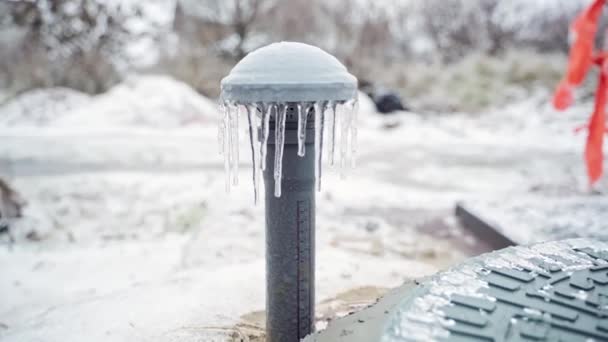 Ventilazione interrata in ghiaccioli in inverno. Tubo ghiacciato di flusso d'aria in cantina — Video Stock