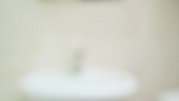 Een tandenborstel met tandpasta wordt vanuit een onscherpe close-up in het frame gebracht. Blauwe ronde witte vezel tandenborstel Handvat — Stockvideo