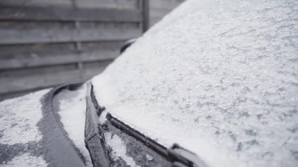 Pára-brisas de carro na neve e no gelo. Limpadores de carro congelados no inverno — Vídeo de Stock