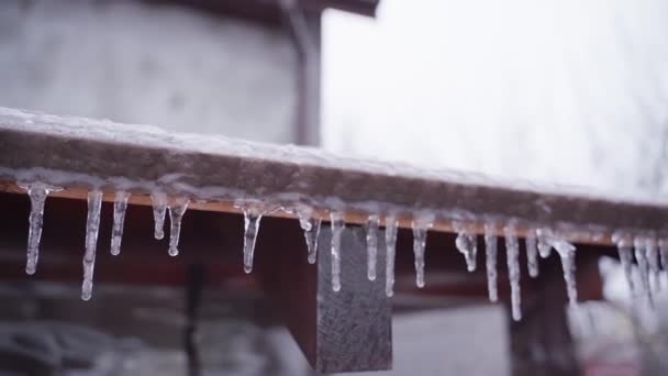 Icicles on the roof canopy close up — Vídeo de stock