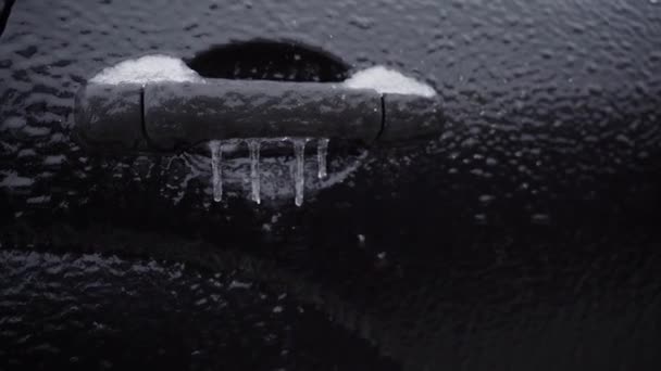 Παγωμένη πόρτα μαύρου αυτοκινήτου με χερούλι. Το πρόβλημα της πρόσβασης στο αυτοκίνητο το χειμώνα κατά τη διάρκεια έντονων παγετώνων — Αρχείο Βίντεο