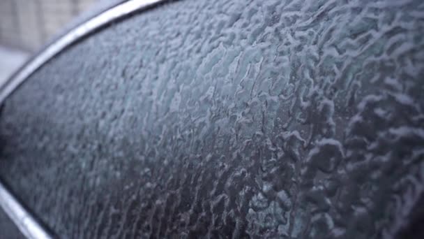 Coche después de un lavado de coches en temperaturas bajo cero en invierno — Vídeos de Stock