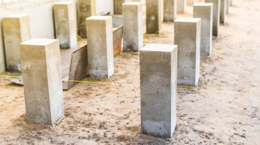 Teras iskeletinin inşası için beton sütunlar döküldü