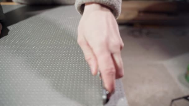 Cortar la espuma gris densa con un cuchillo de utilidad afilado — Vídeos de Stock