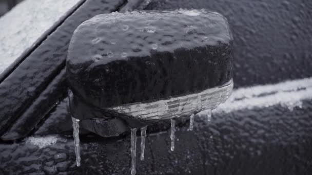 Primo piano del specchietto retrovisore piegato ghiacciato. Auto dopo pioggia gelida — Video Stock