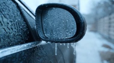 Sarkık buz saçakları olan buzlu bir ayna.