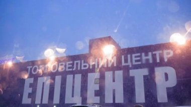 Kiev, Ukrayna - 23 Aralık 2021: Bir kar yağışı sırasında alışveriş merkezi 