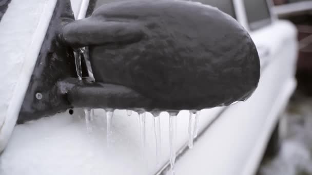 Close-up of a white car with icy rear-view cuts, the effects of freezing rain — Stockvideo