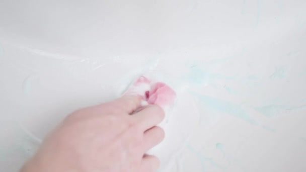 Mencuci lubang cerat wastafel dengan spons dan deterjen close-up — Stok Video
