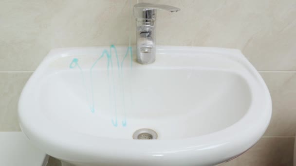 Tratamiento de un fregadero blanco con detergente azul y desinfectante — Vídeos de Stock