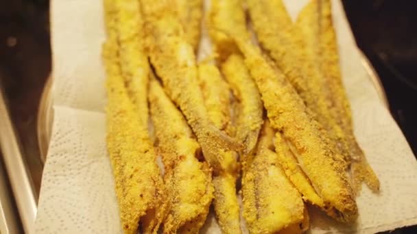 Pescado frito se encuentra en un primer plano plato — Vídeos de Stock