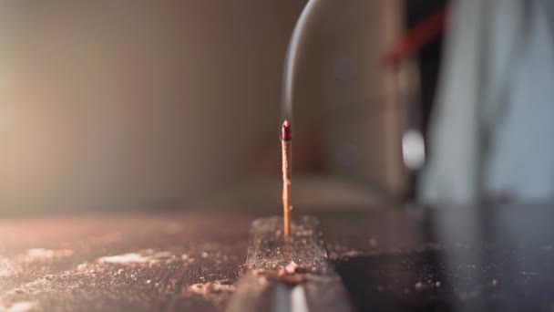Räucherstäbchen raucht auf dem Tisch in Großaufnahme bei Gegenlicht — Stockvideo