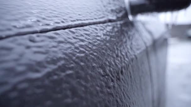 Zwarte body en zijspiegel iced up met opknoping ijspegels — Stockvideo