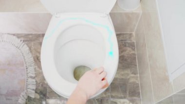 Tuvaletin kenarında bir süngerle el ovalama deterjanı, üst manzara.