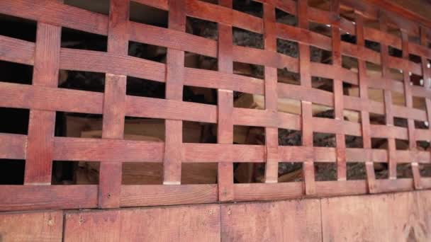 De gaas is gemaakt van dunne houten platen om brandhout te ventileren. — Stockvideo