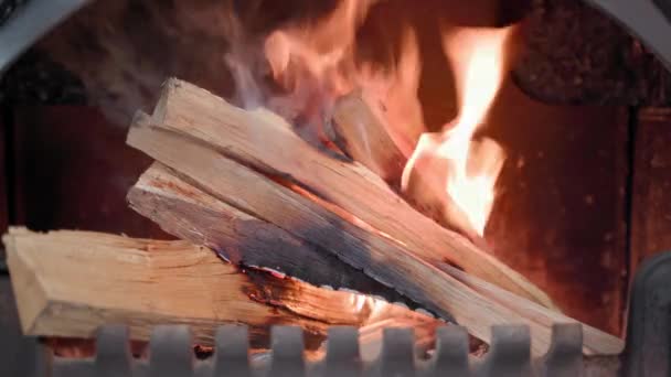 Fuoco ardente atmosferico nel camino di una casa di campagna primo piano — Video Stock