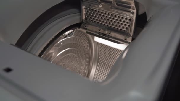 Kameran flyger in i trumman på en toppbelastad tvättmaskin — Stockvideo