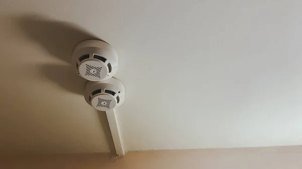 Twee Rookmelders Zijn Aan Het Plafond Geïnstalleerd Een Woongebouw — Stockfoto