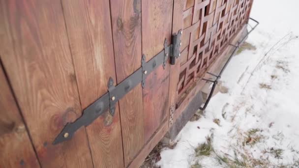 Vintage σφυρήλατη κουρτίνα πόρτας σε ξύλινη πόρτα σε εξωτερικούς χώρους closeup — Αρχείο Βίντεο