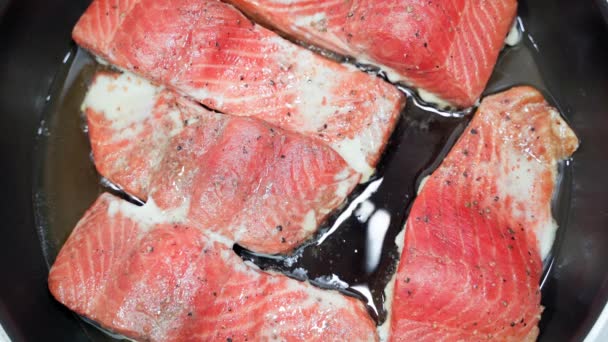 El filete de salmón se fríe en una sartén, vista superior — Vídeos de Stock