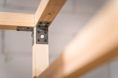 Demir köşeli ahşap parmaklıklar ve siyah kendi kendine dokunan vidalarla köşe bağlantısı