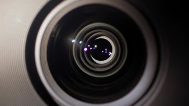 Sinüs optiklerinde açıklık kapanıyor. Lensin ışık iletimini değiştiriyorum. Işığa duyarlı pahalı profesyonel sinema lensi