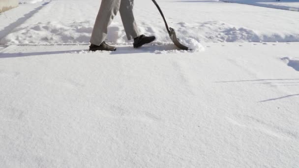 Pá neve em um dia ensolarado de inverno — Vídeo de Stock