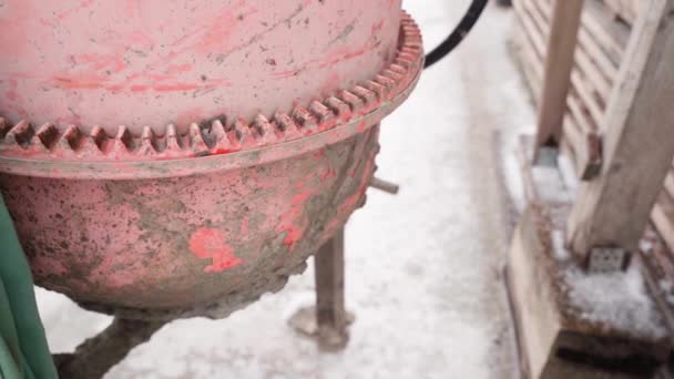 Construction bétonnière se tient dans la rue en hiver — Video