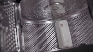 Eski nesil üst üste yüklenen davul yıkama makinesi. Kamera çamaşır makinesinden uçuyor.