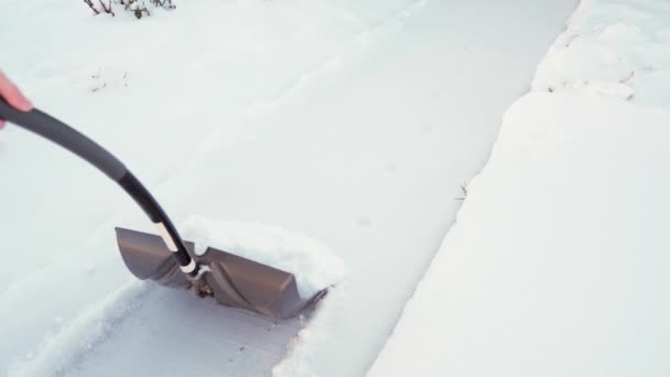 Αφαίρεση χιονιού το χειμώνα με το χέρι με φτυάρι — Αρχείο Βίντεο