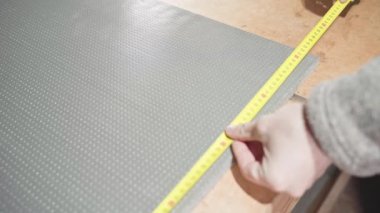 Gri köpük izolasyonunu mezura ve kalemle boyutuna uyduruyorum.