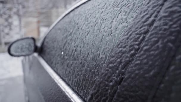 Ледяной дождь замерз прямо на автомобиле крупным планом — стоковое видео