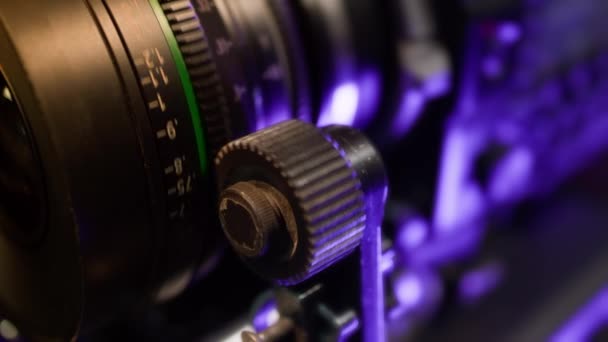 A escala de distância focal da lente gira com a engrenagem de foco a seguir em close-up. Trabalho de puxador de foco — Vídeo de Stock