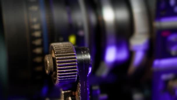 A engrenagem Follow Focus gira o anel de distância focal da lente em close-up. Unidade de foco manual na produção de filmes — Vídeo de Stock