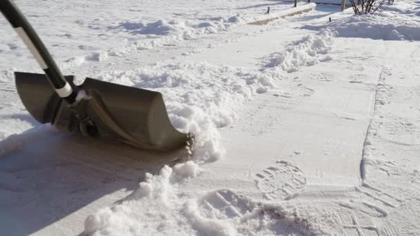Muž Domácím Oblečení Odhazuje Sníh Plastovou Lopatou Odstranění Sněhu Zimě — Stock video