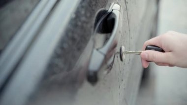 Kiev, Ukrayna - 12 Ocak 2022: Subaru araba kapısı yağmurlu havada anahtarla açılıyor