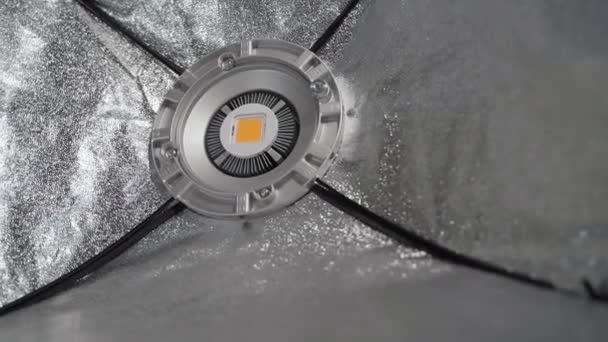 Gros plan d'une lumière vidéo LED avec un réflecteur habillé. Grande LED dans un boîtier en aluminium pour le refroidissement — Video