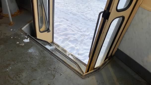 Η πόρτα του παλιού τραμ είναι κλειστή. Έναρξη των δημόσιων συγκοινωνιών το χειμώνα — Αρχείο Βίντεο