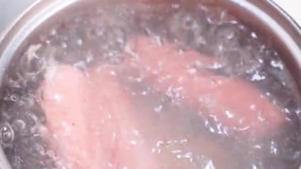 Saucisses dans l'eau bouillante gros plan. Cuisson des saucisses — Video