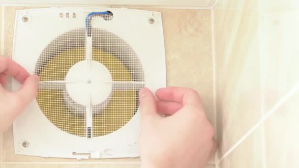 Manos instalando una rejilla limpia en el capó en el primer plano del baño — Vídeo de stock