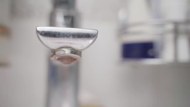 Протечка воды кран в ванной комнате над раковиной — стоковое видео
