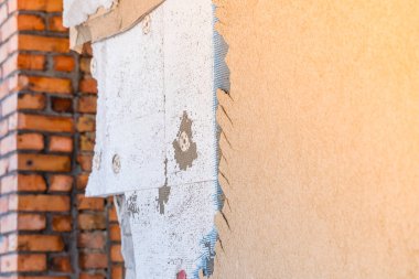 Evin dış cephesi ve yalıtımının sökülmesi. Güçlendirilmiş ağ ve ön kaplama ile kaplanmış poliköpük