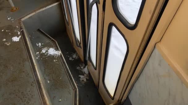 Городской трамвай останавливается и дверь открывается, вид изнутри — стоковое видео