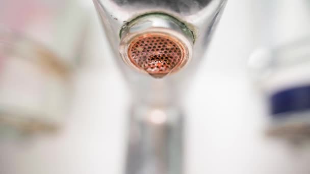 Queda de gota de água em câmera lenta de uma torneira de pia, close-up — Vídeo de Stock